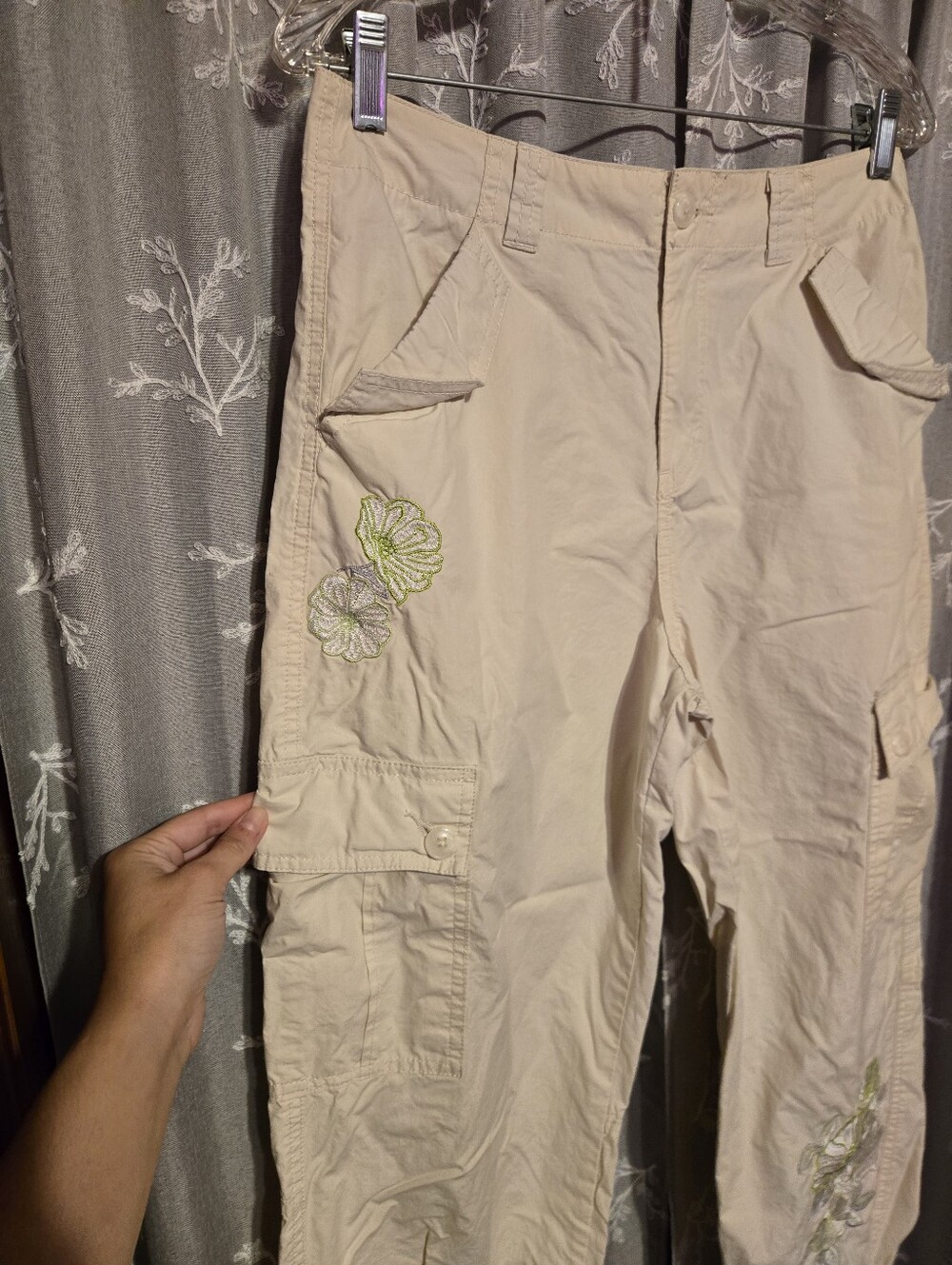 Forever 21 Light Beige Cargo Pants with Green Embroidery Size Large